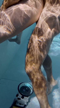 Mamă sexy complet naturală Julia North face sex anal subacvatic în piscină