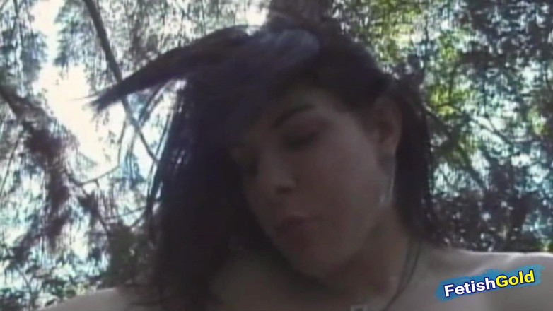 Shemale Babes: Muskularny facet intensywnie rucha seksowny tranny i jego dziewczyna na świeżym...
