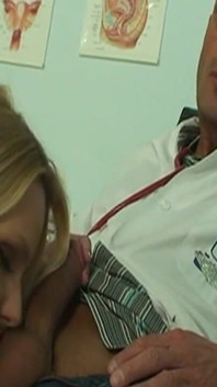 Doctorița matură sexy nesătulă călărește pacientul sălbatic