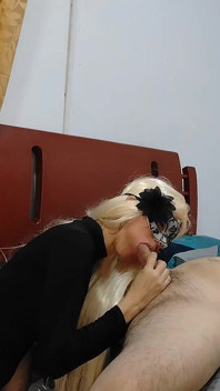 Gorąca Blondynka Ssie Kutasa I Ssie Spermę Pasierba