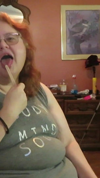 L'infermiera bbw Vicki si diverte a mangiare un ghiacciolo di gelato alla vaniglia