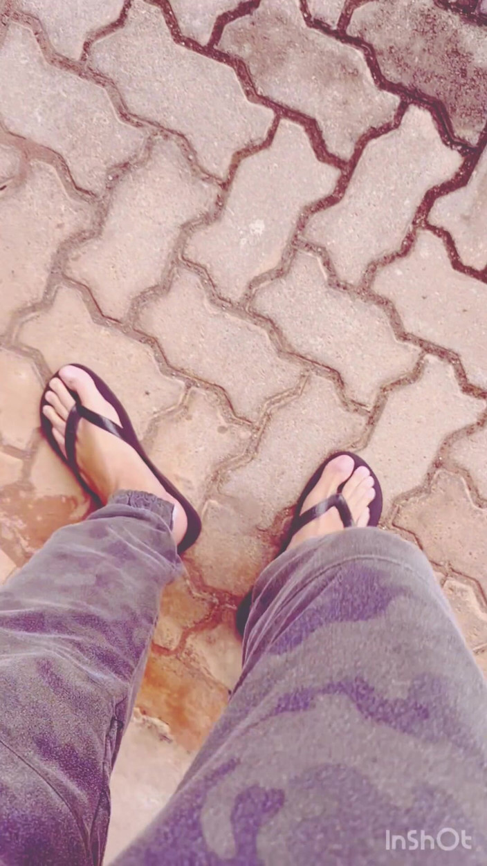 Boy feet: Cazzo e formaggio non tagliato e piedi morbidi del ragazzo