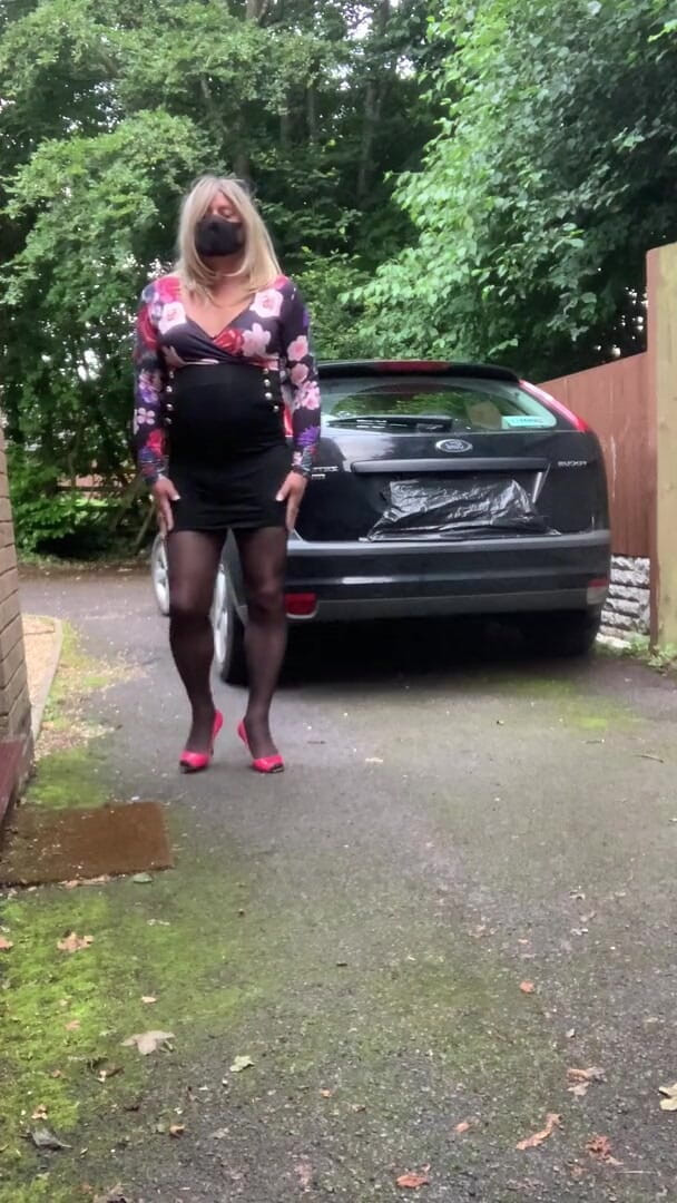 Kelly cd: Kelly cd dengan gaun hitam dan celana ketat wolford hitam