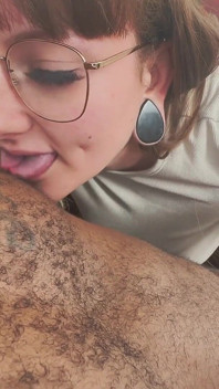 Bölünmüş dilli gotik pawg Pennie Layne mastürbasyon yaparken meme uçlarını yalamayı seviyor! Pennie layne meme ucunu yalıyor elle muamele