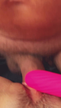 Baby adoră o mulțime de plăcere odată, ea masturbează clitorisul ei cu un vibrator în timp ce eu o fut.