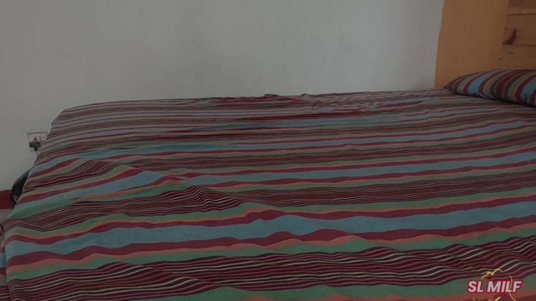 JANAKI: Hintli orta yaşlı seksi kadın yarağa binmeye çalışıyor