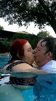Jururawat Vicki dan Kacak Harry Sedang Bercium keseronokan di kolam!