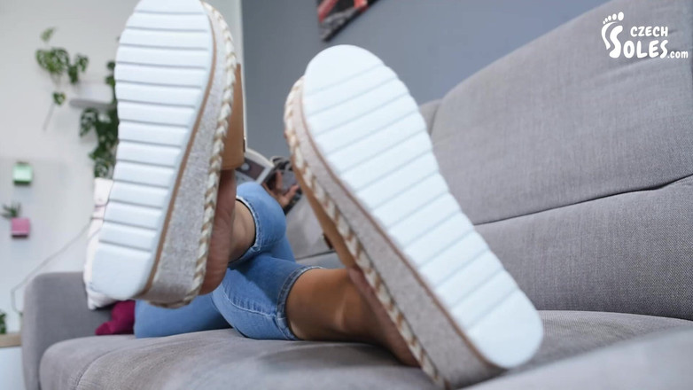 Czech Soles - foot fetish content: De sexy voeten en slippers van een Aziatische huisvrouw