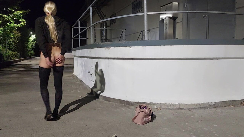 sweetfeet29: Arrapata con un vibratore all'aperto