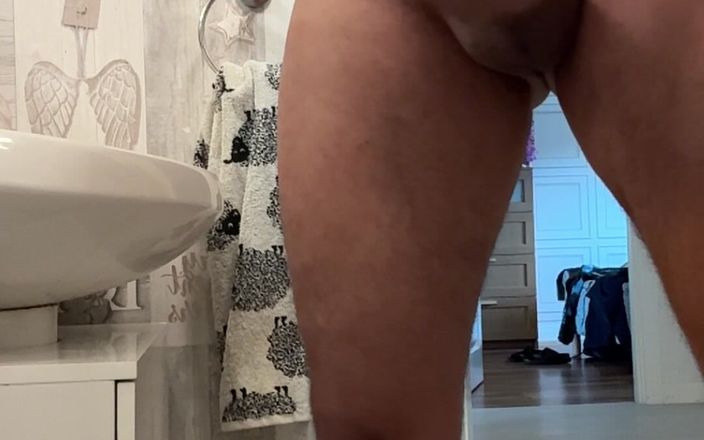 Kadu: Une bite naturelle non circoncise pisse le matin