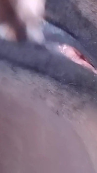 Mi sgrilletto la mia figa pelosa un incredibile orgasmo intenso