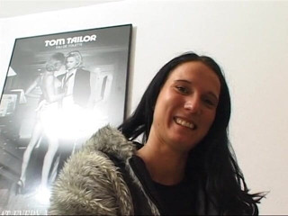 German Classic Porn videos: Une belle-mère aux cheveux corbeau dans sa première audition