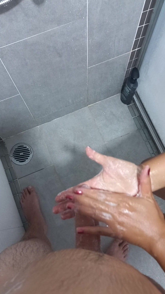 Handjob Passion: 꼴리는 빨간 손톱 비누 샤워 핸잡