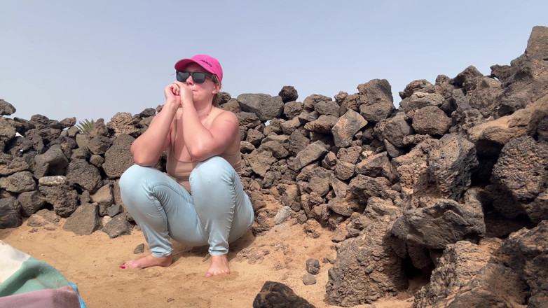 Emma Voyeur: Strandjeans Benetzen - Sandy Und Getränkt