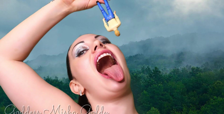 Goddess Misha Goldy: 强大和性感的巨人饥渴，今天小人是我的奴隶！他闻起来真好吃！他想成为一部分吗