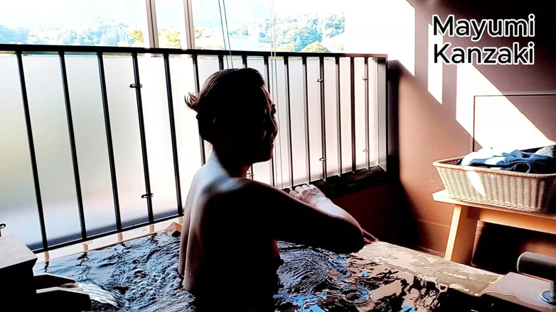 Mayumi Kanzaki: Een getrouwde vrouw die in bad gaat in een hotelkamer
