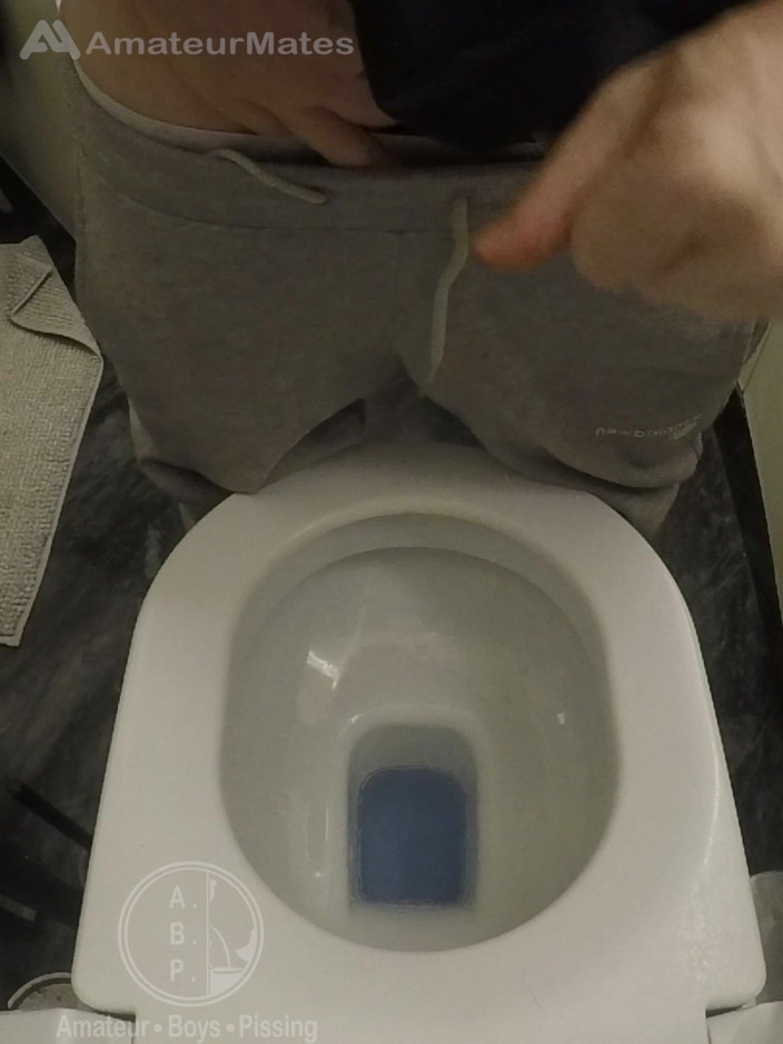 AmateurBoysPissing: Amatérský chlapec přistižen při chcaní v domě svého kamaráda