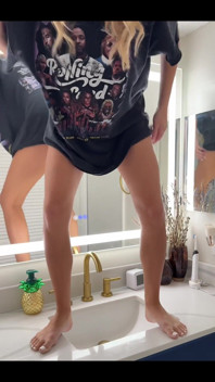 Quick Little Morning Pee in One of My Friends Bathroom Sink!!