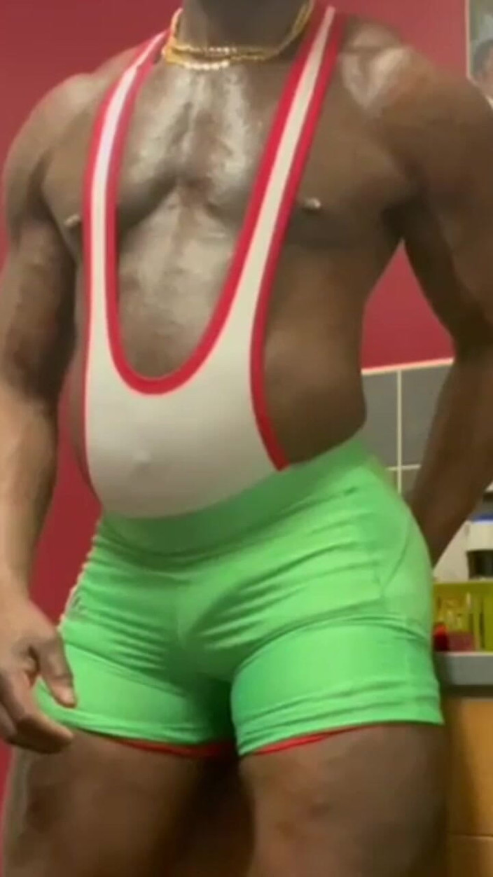 Black mature kinky muscle: Otot Dipersnegangkan Dalam Kontol Putih Ketat Mengungkap Verbal