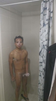 Pinoy Twink gaat hard onder de douche