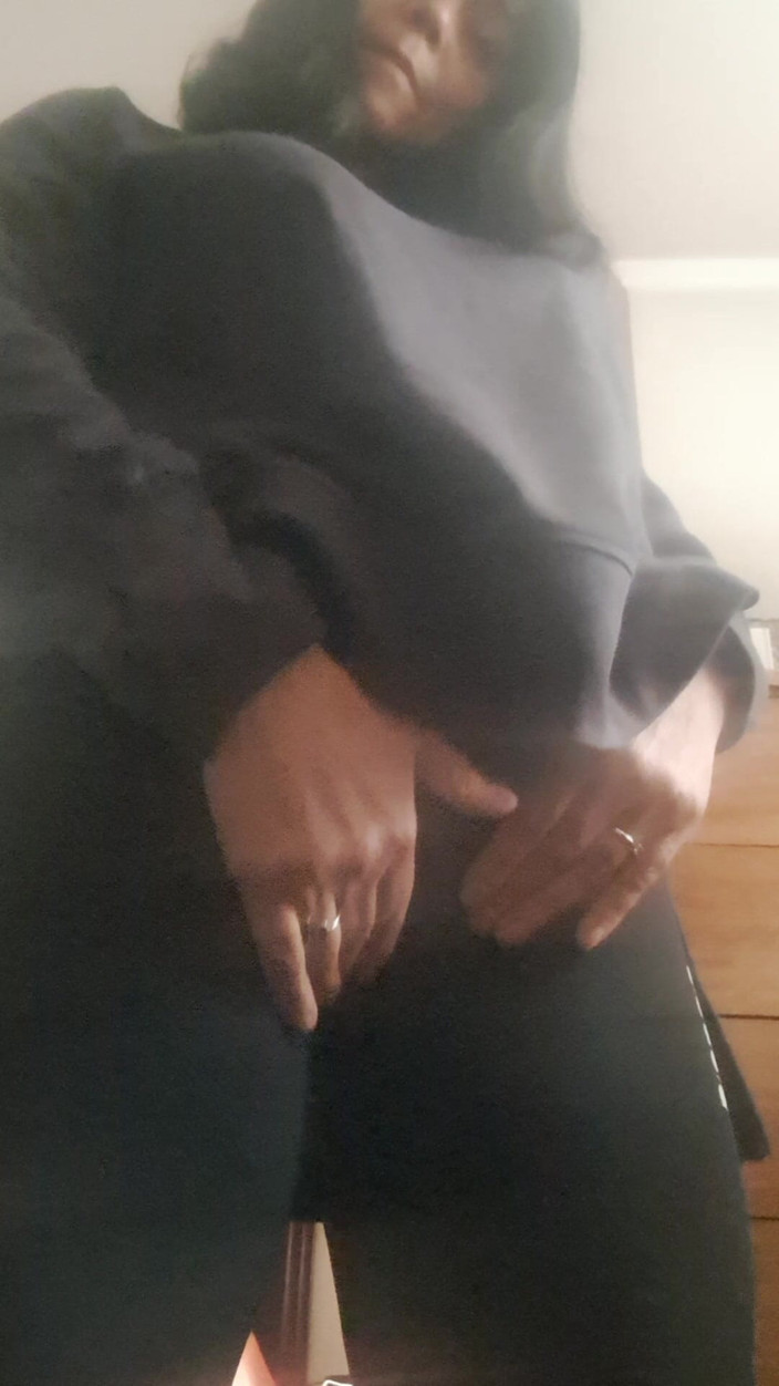Mommy big hairy pussy: Orta yaşlı seksi kadın kıllı amcık