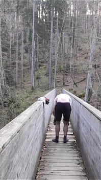 Geile Franse Twink trekt zich buiten af op een brug