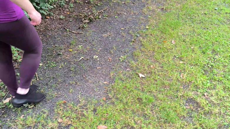 Bouncy Tits Action: Una dura schiavata delle tette vicino allo stagno