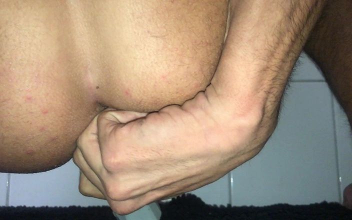 German Tangaboy: Dildo abu-abu di kamar mandi dengan mani muncrat