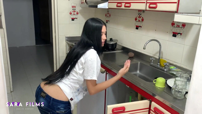 Sara films: Geile klempnerin zeigt ihren riesigen arsch