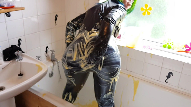 Tattooed Milfy Mama: Custard Catsuit basah dan kucai