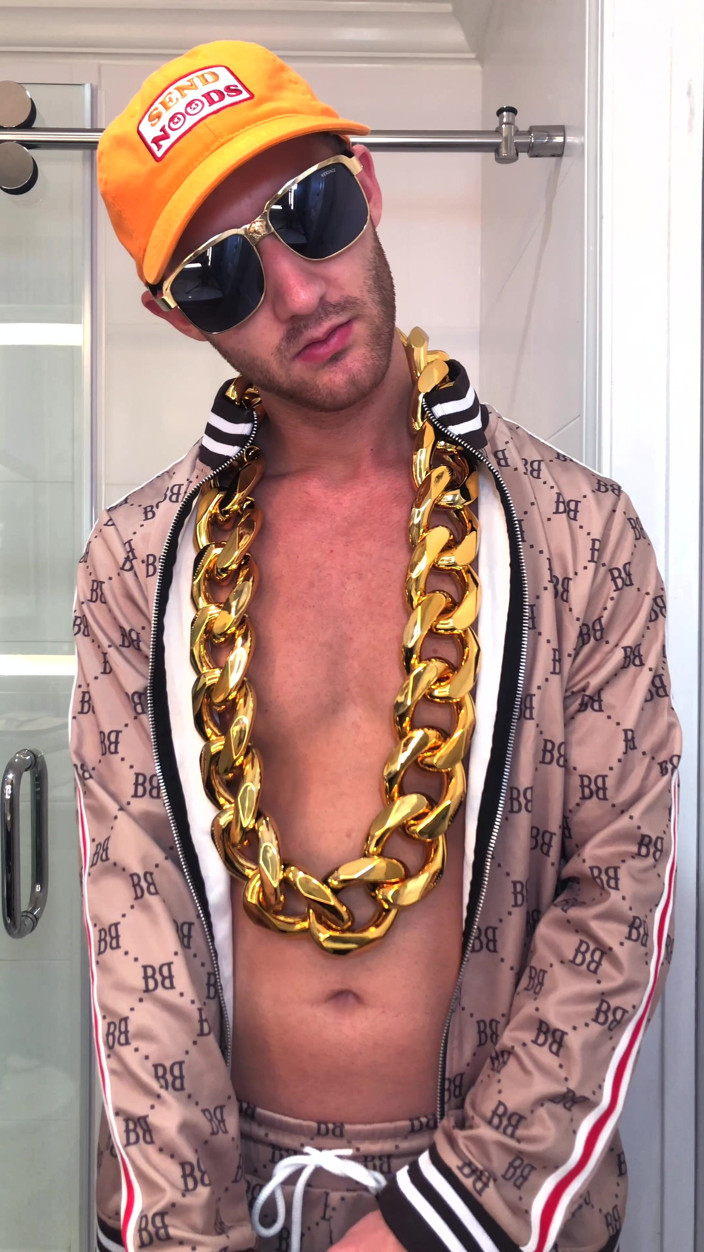 Straight ish Jake Grand: Trocando de roupa