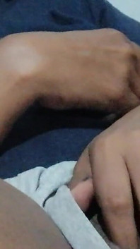 Geheimes video von meiner stiefschweder, die ihre muschi berührt, während sie auf dem Sofa denkt, dass sie allein im haus ist
