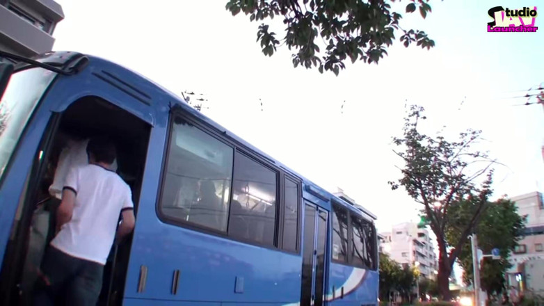 Studio JAV Launcher: Tensión en el autobús lleno, la joven esposa se queda...