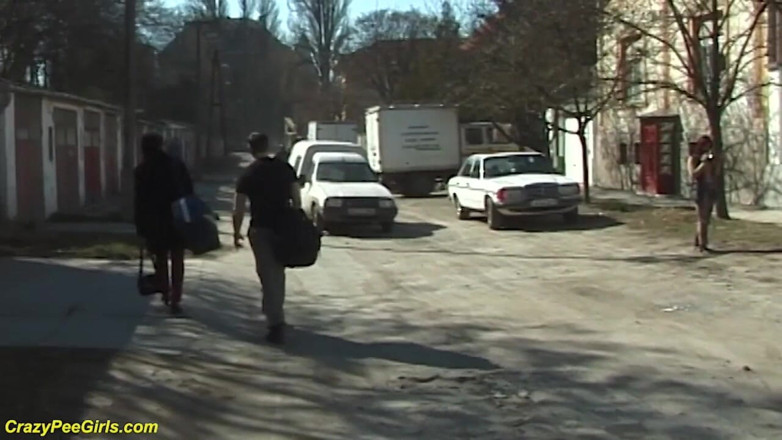 Crazy pee girls: Une BBW déjantée fait pipi dans la rue
