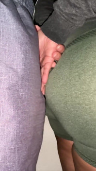 Ea atinge accidental pula mare a unui străin în coadă