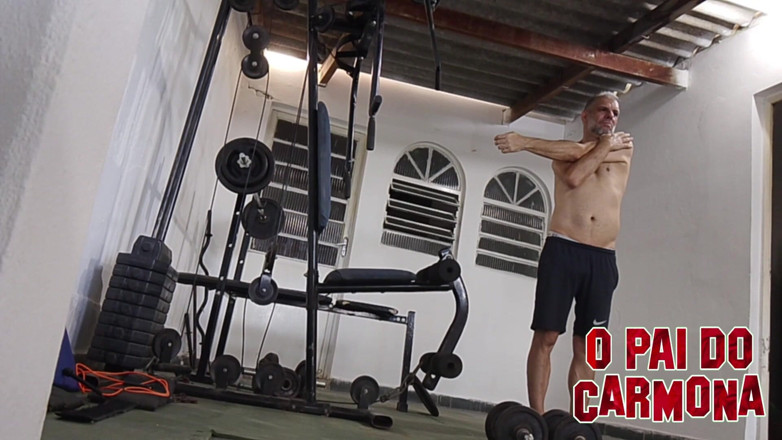 Carmona's father: La caméra filme Naked Crown à la salle de sport