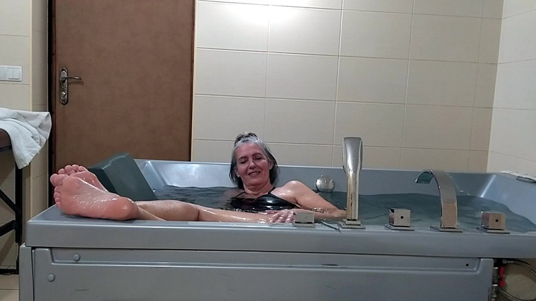 Lukerya: Détente solitaire dans le jacuzzi