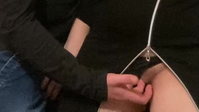 Niki studio: ¡Dios mío! Penetrada debajo del vestido en el metro! Dedos...