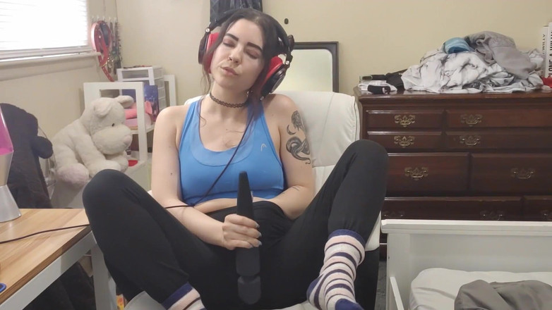 lilredvelvettt: Stříkání do hudby se sluchátky