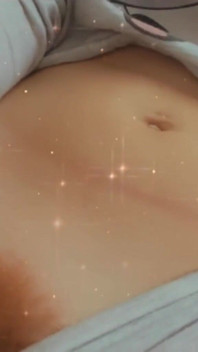 손가락으로 빨간 보지를 부드럽게 자위하고 오르가즘을 가져옵니다. 애널 핑거링