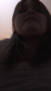 Eu cuspo na sua boca depois que você chupa meu strap-on e lambe meus dedos dos pés