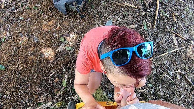 bekycarril: Nyepong kontol buru-buru di luar ruangan di rumah bekas
