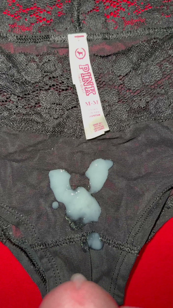 CumDaily: Porra na calcinha da esposa 25