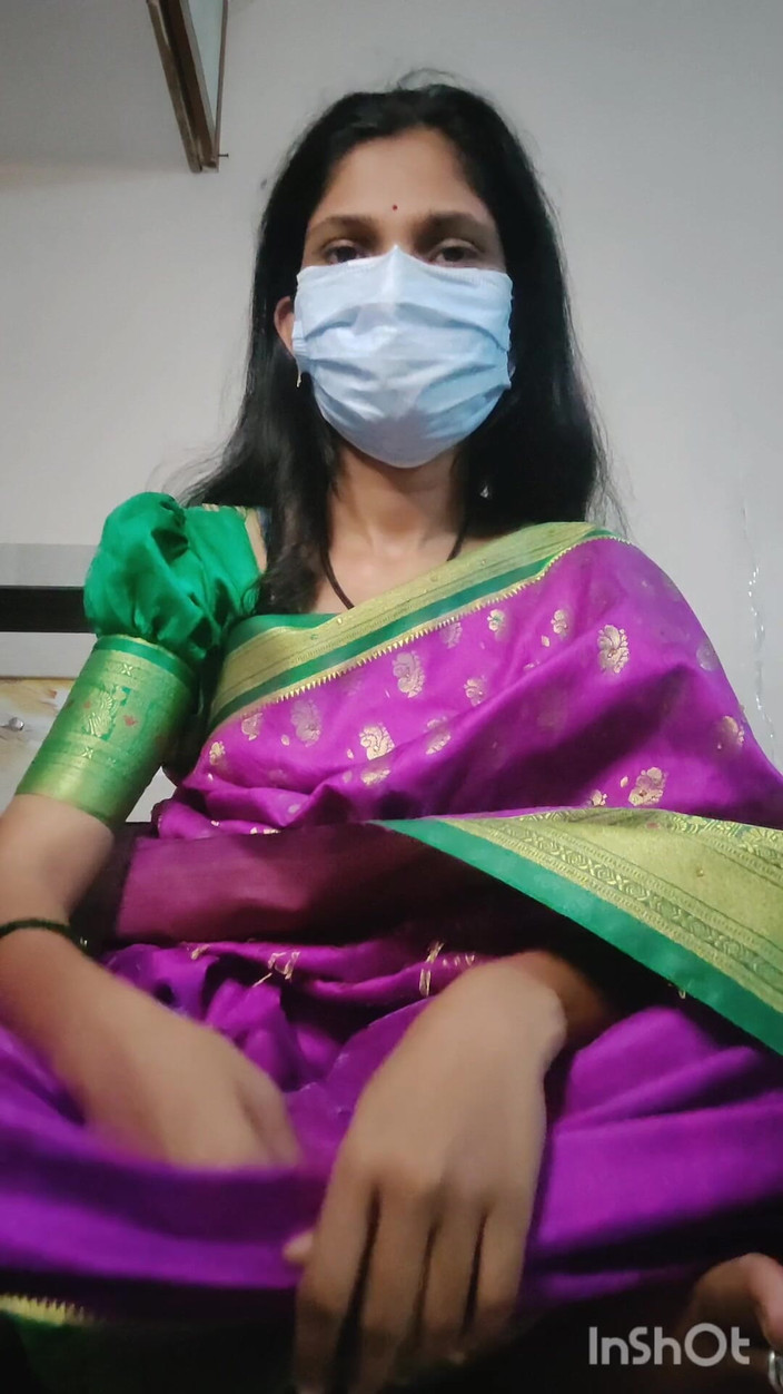 Desishycouple: Desi Bhabhi Shivani Terangsang Dengan Saree Merah Muda. Video Lengkap.