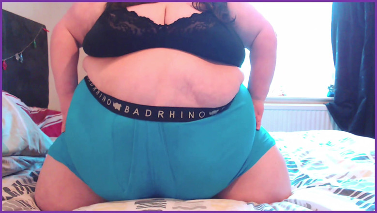 SSBBWLadyBrads: SSBBW bauch twerk wackelt in shorts