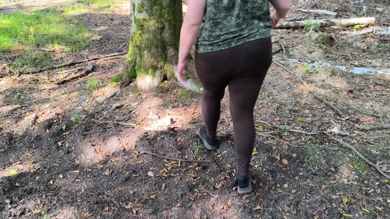 Bouncy Tits Action: Scopa il suo culo nudo e le tette nei boschi