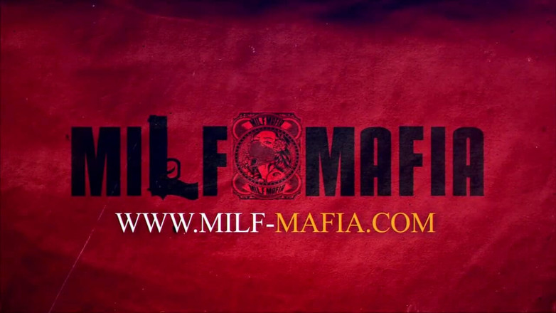 MILF MAFIA: Две милфы и одна тинка трахают ди-джея в ночном клубе
