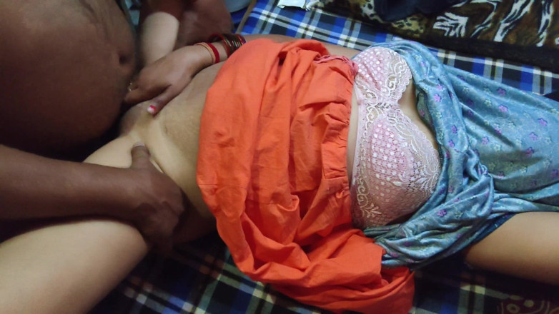 Madhu: Indická Bhabhi dala svému příteli potěšení z kundičky šukáním Madhu v...