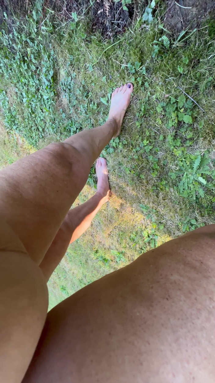 Bonewizzard69: Une femme coquine avec des taches de rousseur se penche...
