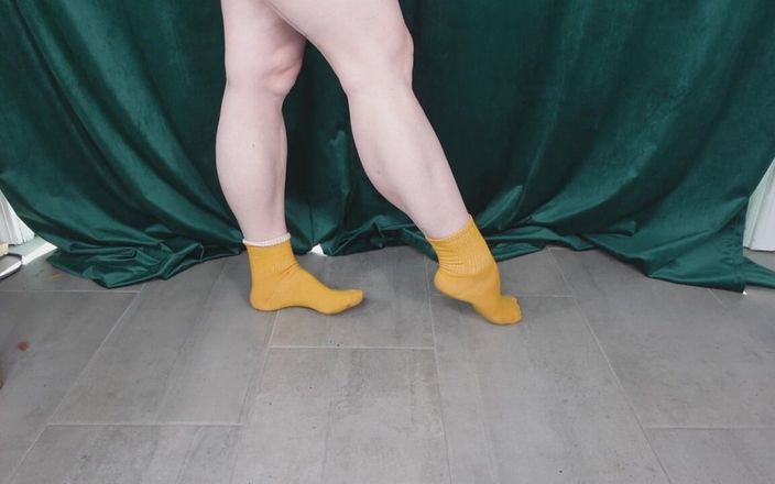 Deanna Deadly: Calves Flex in マスタードソックス